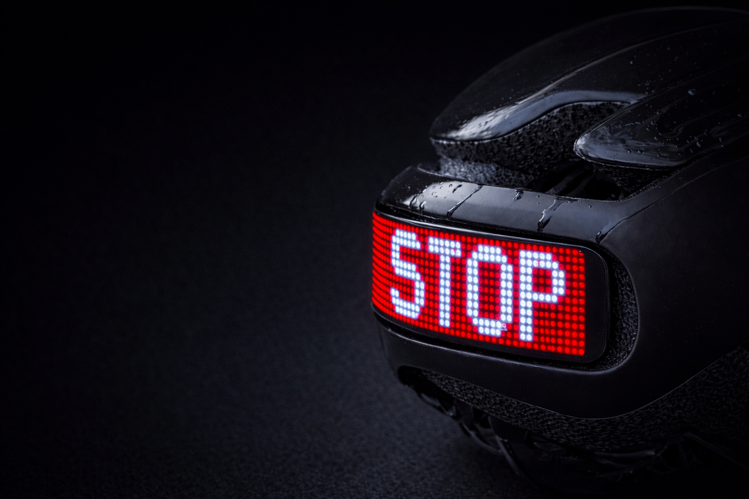 Sort cykelhjelm med LED-display, fjernbetjening og blinklys