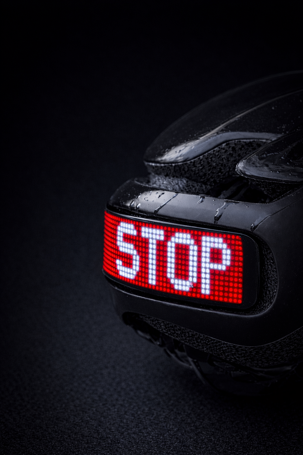 Sort cykelhjelm med LED-display, fjernbetjening og blinklys